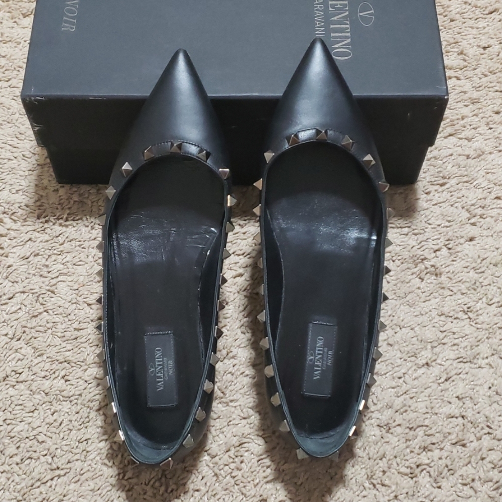 ❌❌ SOLD! ❌❌Valentino rockstud flat shoes.
